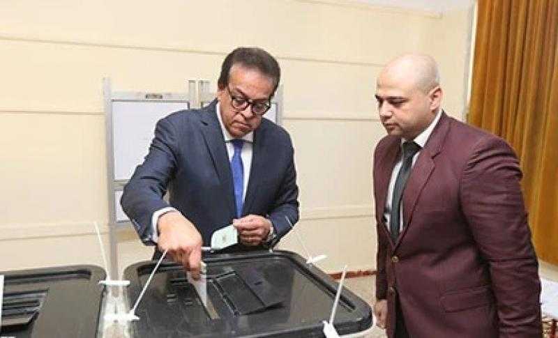 وزير الصحة يدلى بصوته فى انتخابات مجلس الشيوخ 2025.. صور