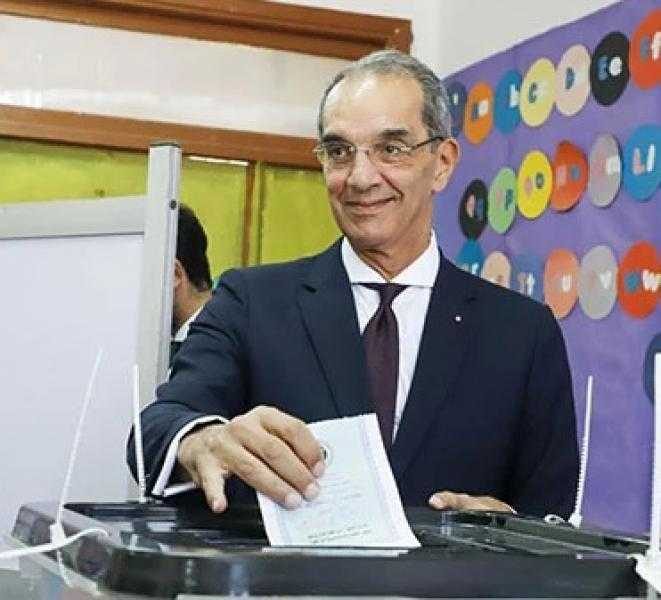 وزير الاتصالات يدلى بصوته بلجنة المدرسة اليابانية فى الشيخ زايد