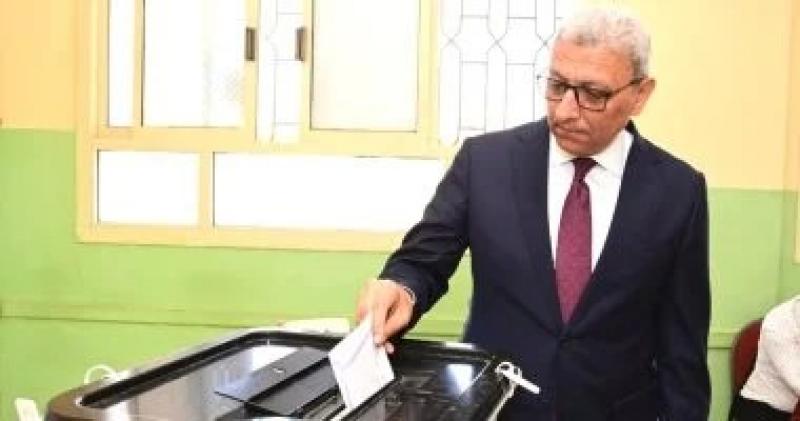 وكيل أول مجلس النواب يدلي بصوته في انتخابات مجلس الشيوخ