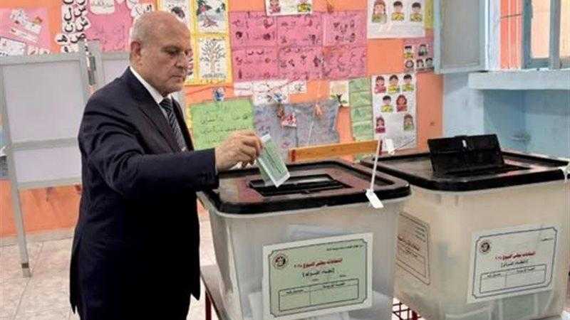 رئيس النيابة الإدارية يدلي بصوته في انتخابات مجلس الشيوخ لعام 2025