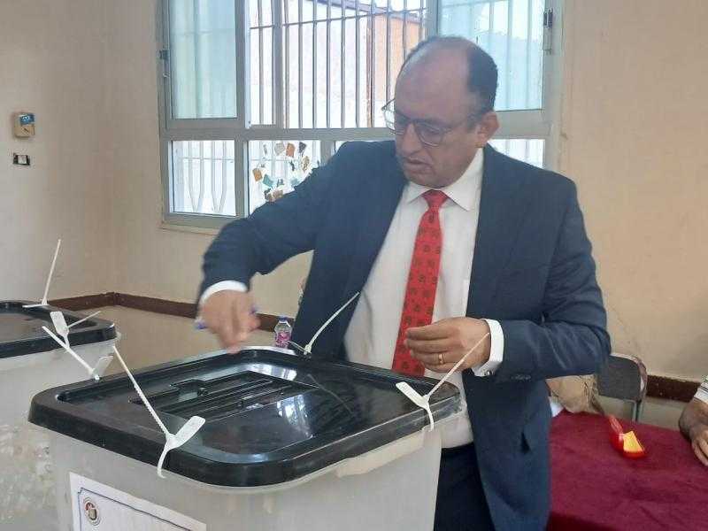 رئيس جامعة حلوان يدلي بصوته في انتخابات مجلس الشيوخ ويدعو إلى المشاركة الفعالة