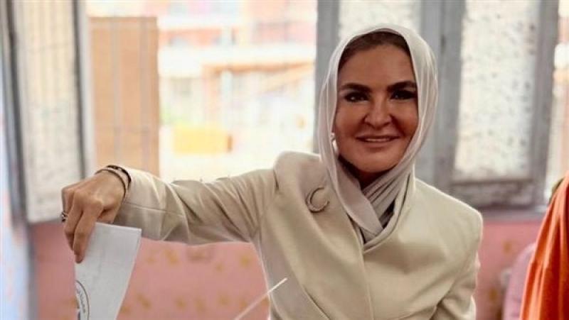 سحر نصر تدلى بصوتها فى انتخابات مجلس الشيوخ بمعهد فتيات مصر الجديدة