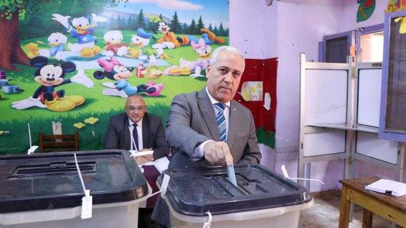 رئيس الهيئة الوطنية للصحافة يدلي بصوته في انتخابات الشيوخ 2025