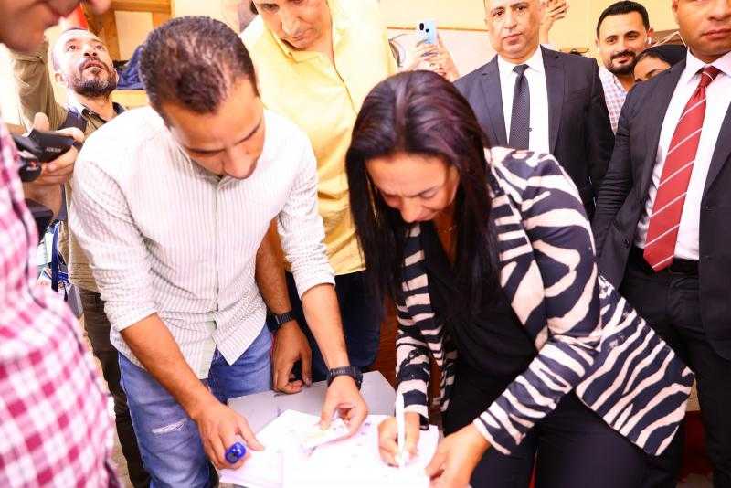 وزيرة التضامن الاجتماعي تدلي بصوتها في انتخابات الشيوخ بلجنة مدرسة بدر بالدقي