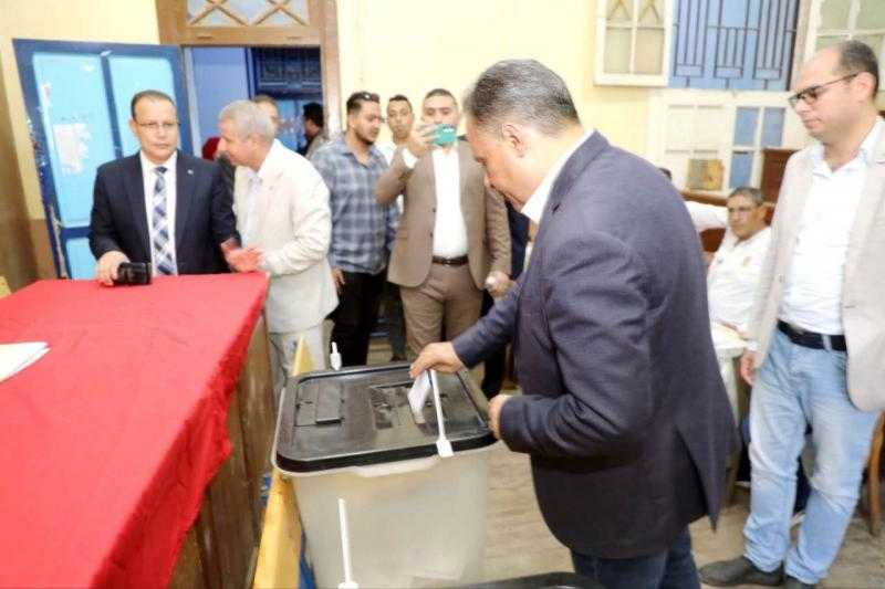 محافظ الشرقية يُدلي بصوته في انتخابات مجلس الشيوخ.. صور