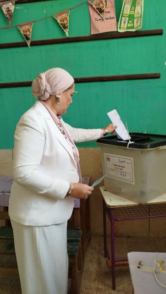 رئيسة المجلس القومي للطفولة والأمومة تُدلي بصوتها في انتخابات مجلس الشيوخ