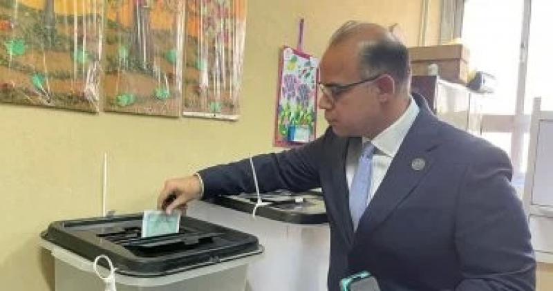 رئيس هيئة الرقابة المالية يدلى بصوته فى انتخابات مجلس الشيوخ 2025