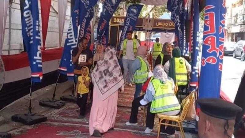 تعيشي يا مصر.. أجواء مبهجة في محيط لجان انتخابات مجلس الشيوخ