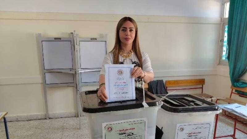 رئيس حزب مصر أكتوبر تدلي بصوتها في انتخابات الشيوخ 2025
