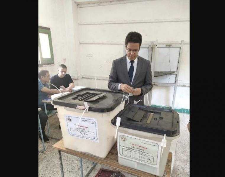 رئيس جامعة بنها يُدلي بصوته في انتخابات مجلس الشيوخ