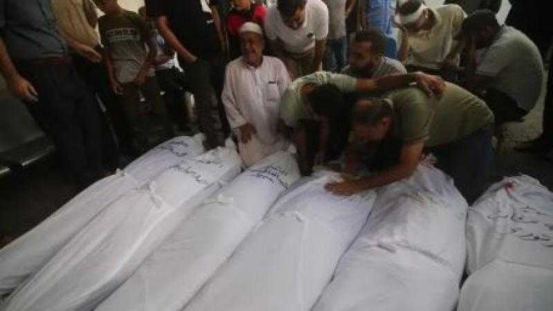 استشهاد 20 فلسطينيا بعد انقلاب شاحنة مساعدات عليهم في غزة