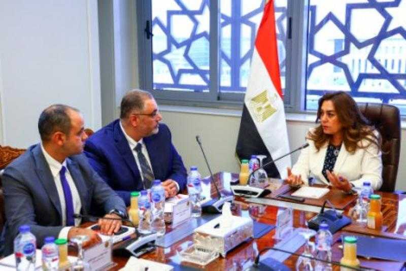 وزيرة التنمية المحلية تستقبل وفدًا من شركة ازري العالمية