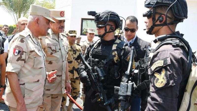وزير الدفاع يلتقي بمقاتلي القوات الخاصة من المظلات والصاعقة