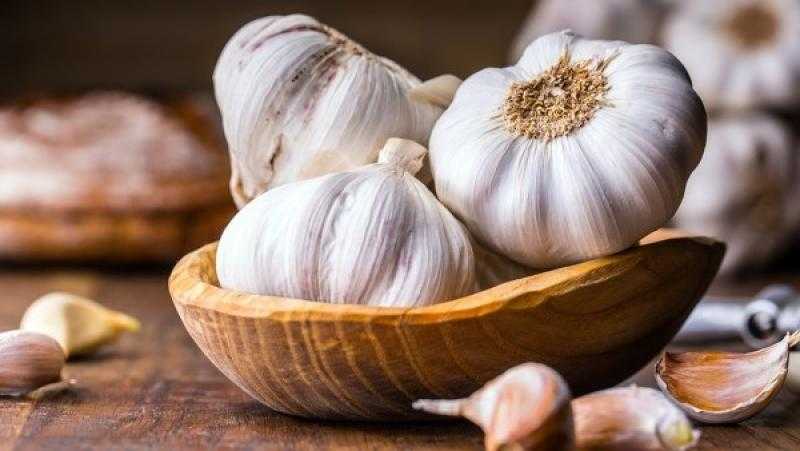 خبير تغذية: الثوم والشاي والخضروات الورقية من أبرز مضادات الالتهابات