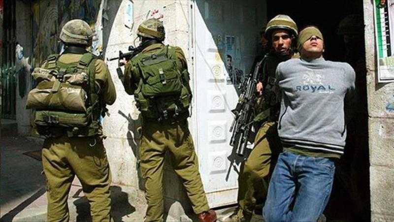 جيش الاحتلال يعلن اعتقال 70 فلسطينيا في الضفة الغربية