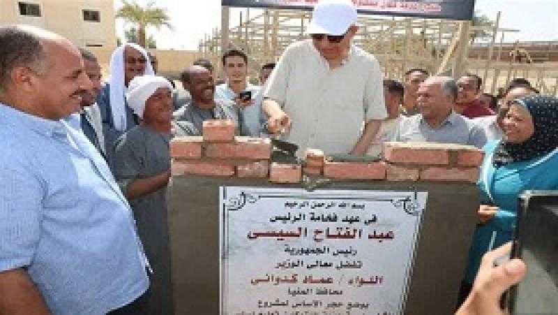 محافظ المنيا يتفقد مشروعات تعليمية في بني مزار ويضع حجر أساس مدرسة جديدة طباعة