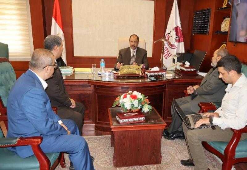 محافظ سوهاج يبحث تطوير النظام المالي والتحول الرقمي