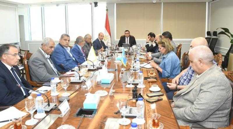 الشربيني يجتمع مع الشركات المنفذة لمشروع حدائق تلال الفسطاط.. ويؤكد أهمية الالتزام بالجدول الزمني