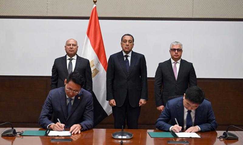 رئيس الوزراء يشهد توقيع عقد إنشاء مصنع مجموعة سايلون الصينية للإطارات