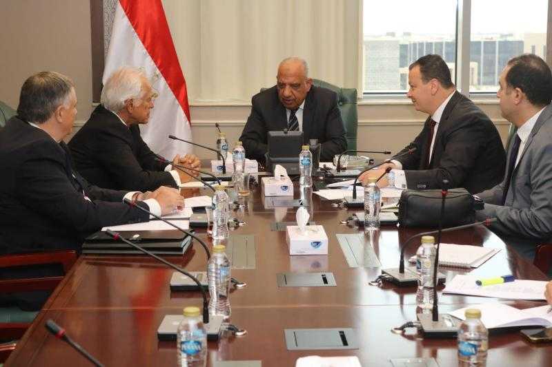 وزير الكهرباء يلتقي رئيس مجموعة «كوبولوزيس اليونانية» لبحث تنفيذ مشروع الربط الكهربائي