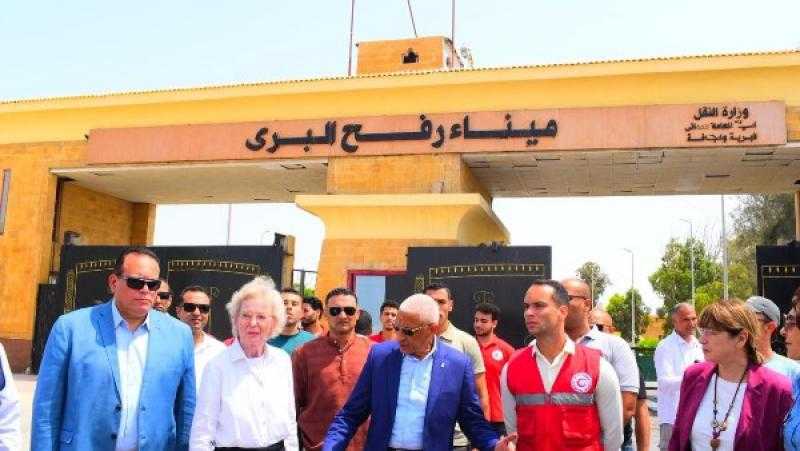 وفد منظمة الحكماء يزور مراكز الهلال الأحمر لتعبئة المساعدات ومعبر رفح