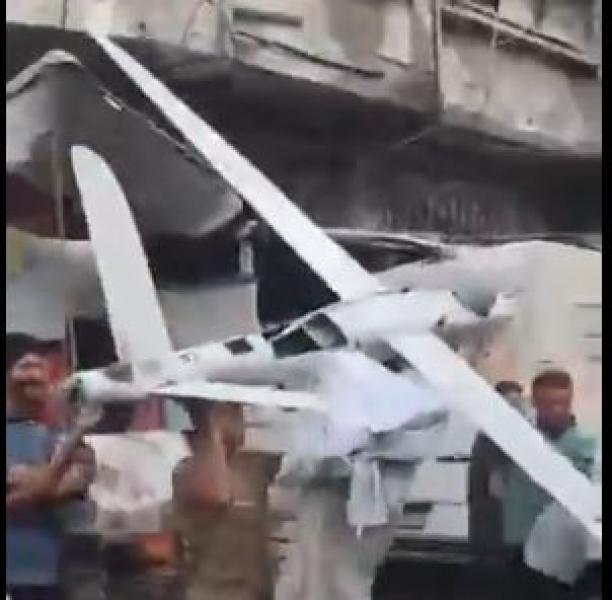 شاهد.. سقوط طائرة إسرائيلية بدون طيار فى غزة والسكان يتحفظون عليها