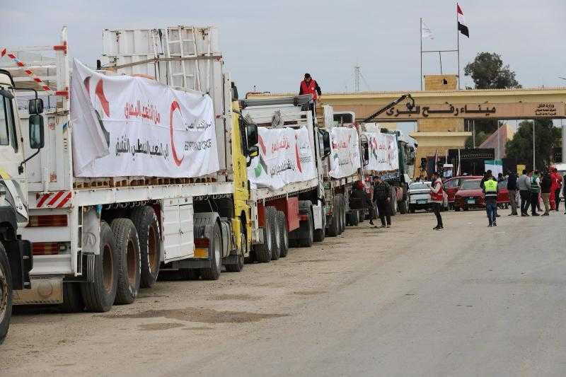 الهلال الأحمر المصري يدفع بـ 2400 طن مساعدات غذائية وطبية في قافلة «زاد العزة» الـ 16 إلى غزة| صور