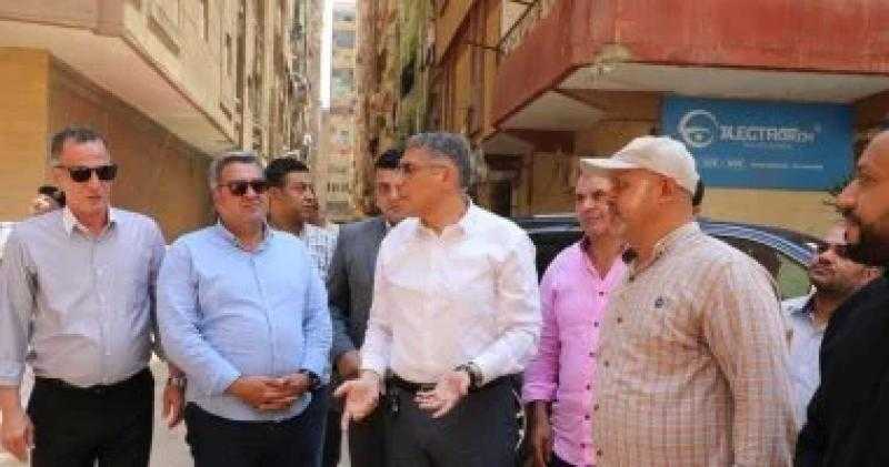 محافظ الجيزة يقود أعمال إزالة 6 أبراج مخالفة بشارع اللبيني فى الهرم