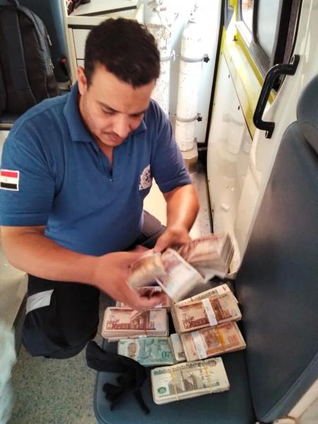 مسعف وسائق ببنى سويف يعثران على مليون و500 ألف جنيه فى حادث سير