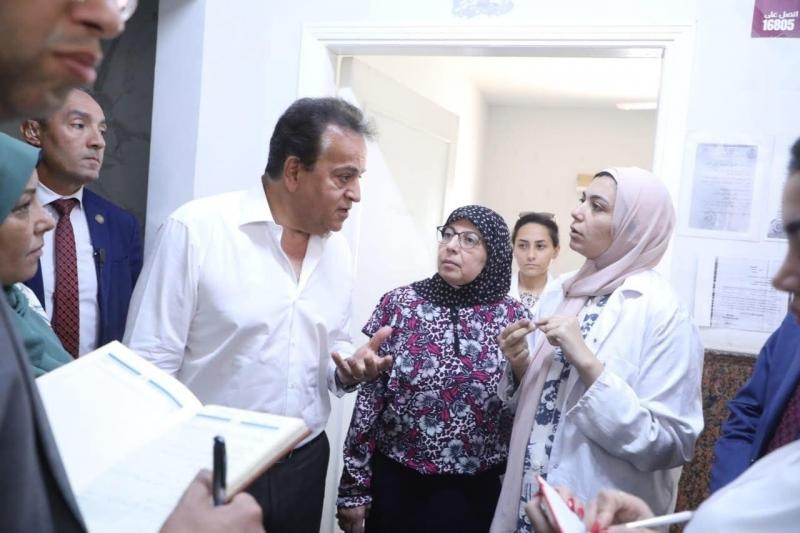 وزير الصحة يتفقد مركز صحة أسرة ”الريحان” بالشروق.. ويستجيب لشكوى ميدانية من المواطنين بزيارة مركز طبي ”70”