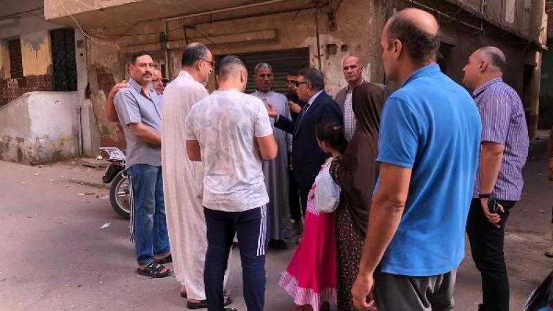 محافظ الدقهلية يتفقد شكاوى الصرف الصحي شرق المنصورة ويوجه بسرعة حلها ويطمئن أهالي قولونجيل