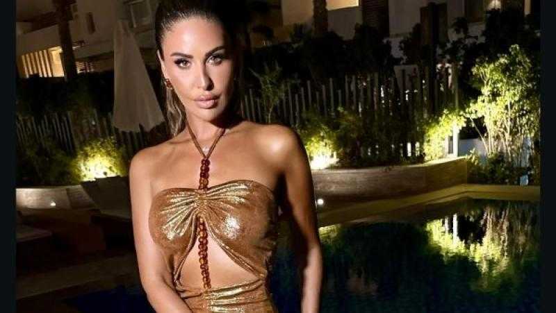 فستان ذهبي مثير.. شاهد أحدث ظهور لـ مي سليم