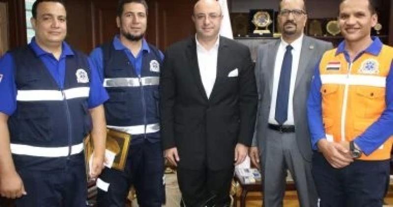 تكريم مسعف وسائق أعادا مبلغ 1.5 مليون جنيه كان بحوزة مصابة