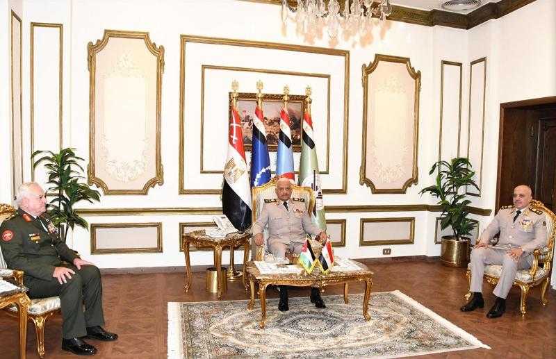 وزير الدفاع يلتقي رئيس هيئة الأركان المشتركة للقوات المسلحة بالأردن.. صور