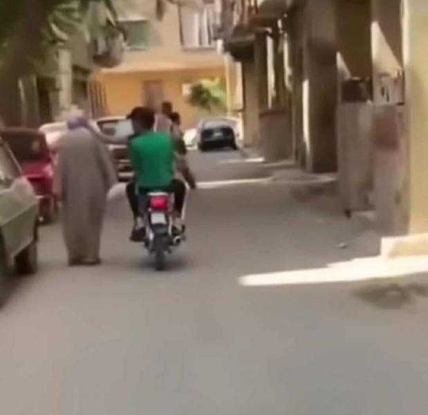 الأمن يفحص فيديو لشابين يصفعان المارة في الشوارع