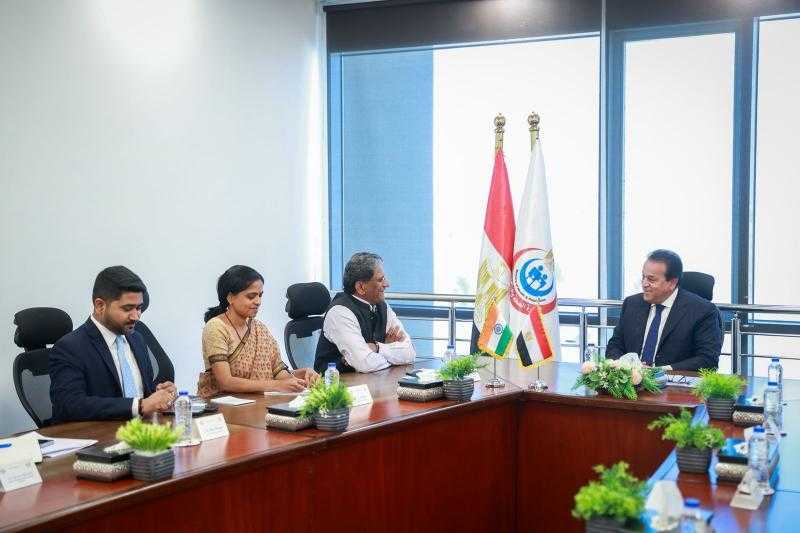 وزير الصحة يبحث مع السفير الهندي تعزيز التعاون في الرعاية الصحية والتكنولوجيا وإنتاج اللقاحات