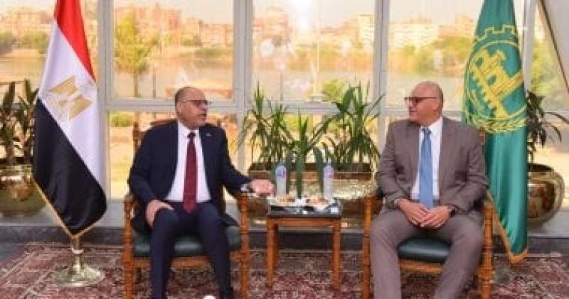 وزير العمل: تكريم عامل مزلقان بنى سويف وصرف مكافأة 50 ألف جنيه