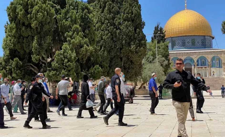 عشرات الآلاف يؤدون صلاة الجمعة في المسجد الأقصى