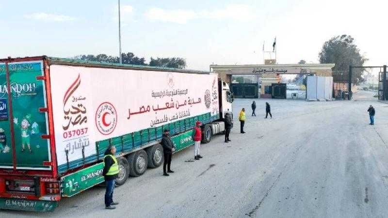 اصطفاف شاحنات قافلة المساعدات الثالثة والعشرين استعدادا لتحركها من مصر إلى غزة