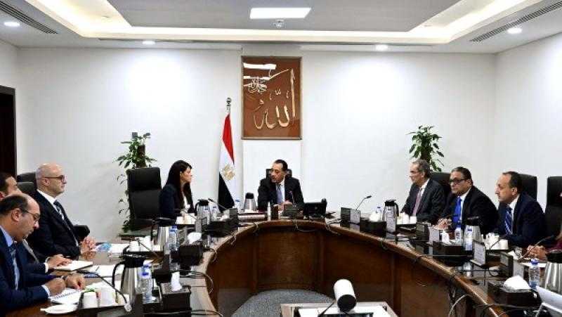 رئيس الوزراء يستعرض خطط الدولة للتحول الرقمي وجذب المزيد من الاستثمارات