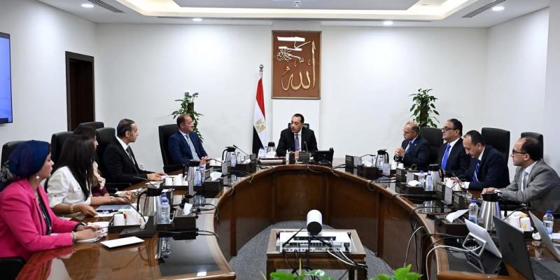 رئيس الوزراء يجتمع برئيس هيئة الرقابة المالية ورئيس البورصة في أول أيام عمل رئيسها الجديد