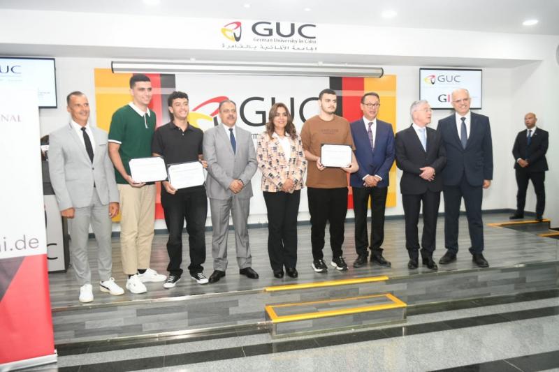 تكريم أوائل المحافظات الحاصلين على منح الجامعة الألمانية