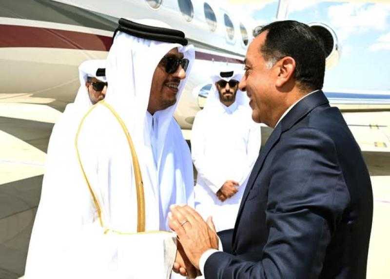 رئيس الوزراء يستقبل رئيس الوزراء وزير الخارجية بدولة قطر بمطار العلمين الدولي