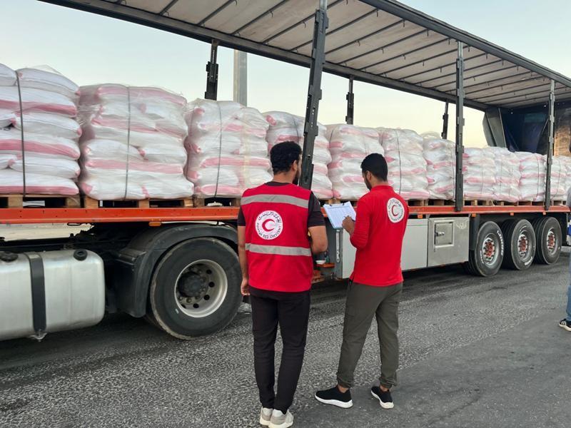 الهلال الأحمر المصري يدفع بنحو 155 شاحنة تحمل أكثر من 2400 طن مساعدات بقافلة «زاد العزة» الـ25 إلى غزة