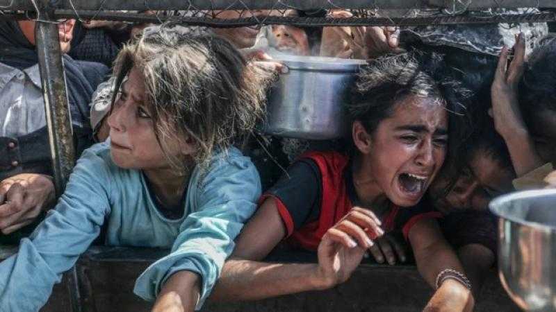 الطعام موجود والجوع مستمر.. متطوع يكشف معاناة إدخال المساعدات إلى قطاع غزة