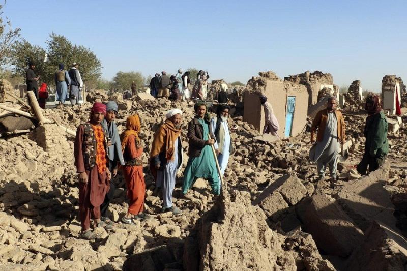حصيلة الزلزال في أفغانستان تتجاوز 800 قتيل