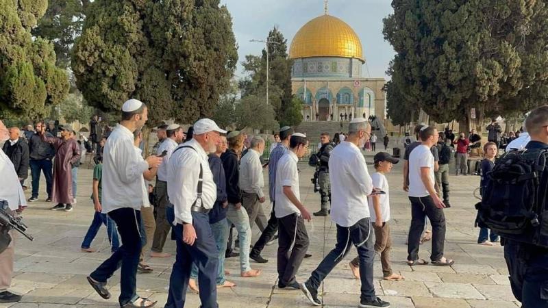عشرات المستوطنين يقتحمون باحات المسجد الأقصى بحماية شرطة الاحتلال الإسرائيلي
