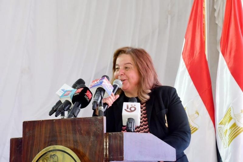 وزير الإسكان يُسلم عددا من عقود وحدات المبادرة الرئاسية ”سكن لكل المصريين” بمدينة العبور الجديدة