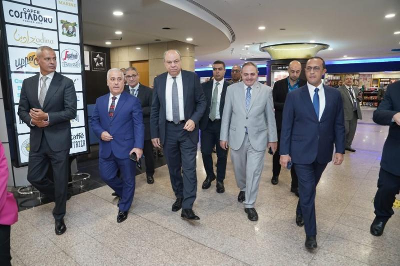وزير الطيران المدني ورئيس الهيئة الوطنية للصحافة في استقبال أوائل الجمهورية قبل سفرهم إلى ألمانيا