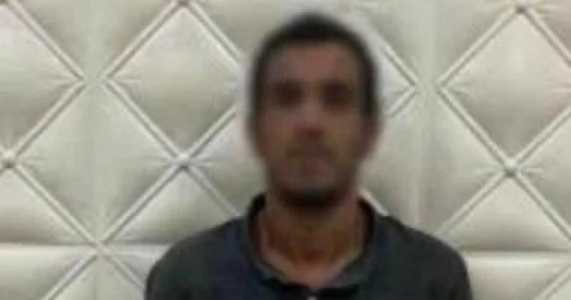 فيديو مثير بالسيدة زينب.. ”سايس” يقفز على سيارة لإجبار قائدها على التوقف
